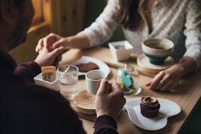 Πώς να φλερτάρετε χωρίς να χρειάζεται να πείτε λέξη